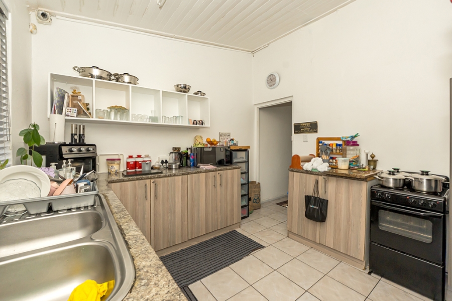 5 Bedroom Property for Sale in Wynberg Upper Western Cape